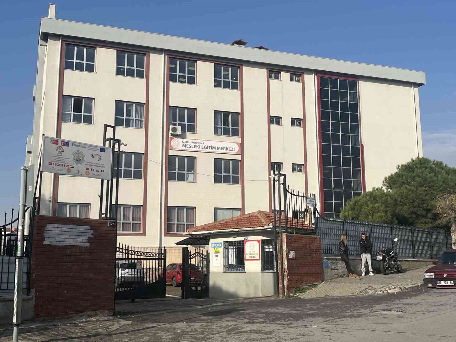 Ders saatinde öğrencileri evine götüren öğretmene adli kontrol
