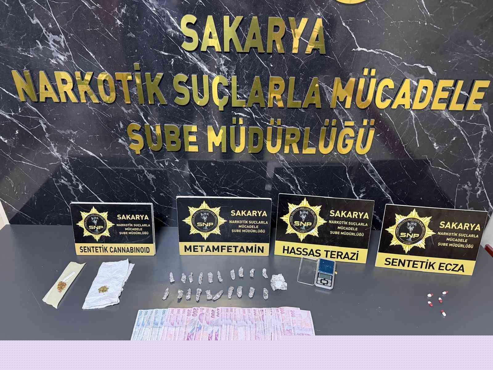 Deşifre olmamak için uyuşturucuyu aynı evde satıp kullandırmışlar
