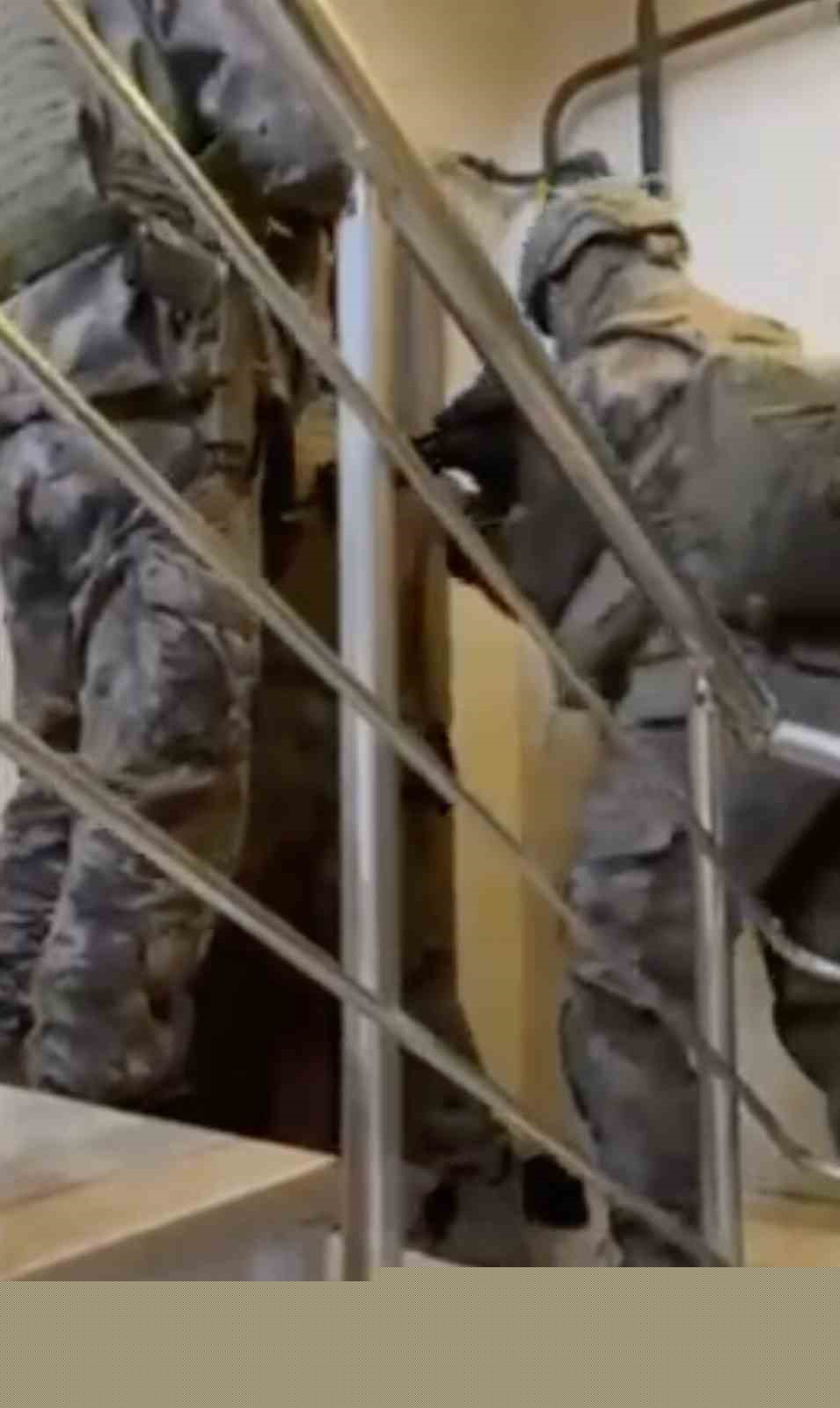 Deşifre olmamak için uyuşturucuyu aynı evde satıp kullandırmışlar
