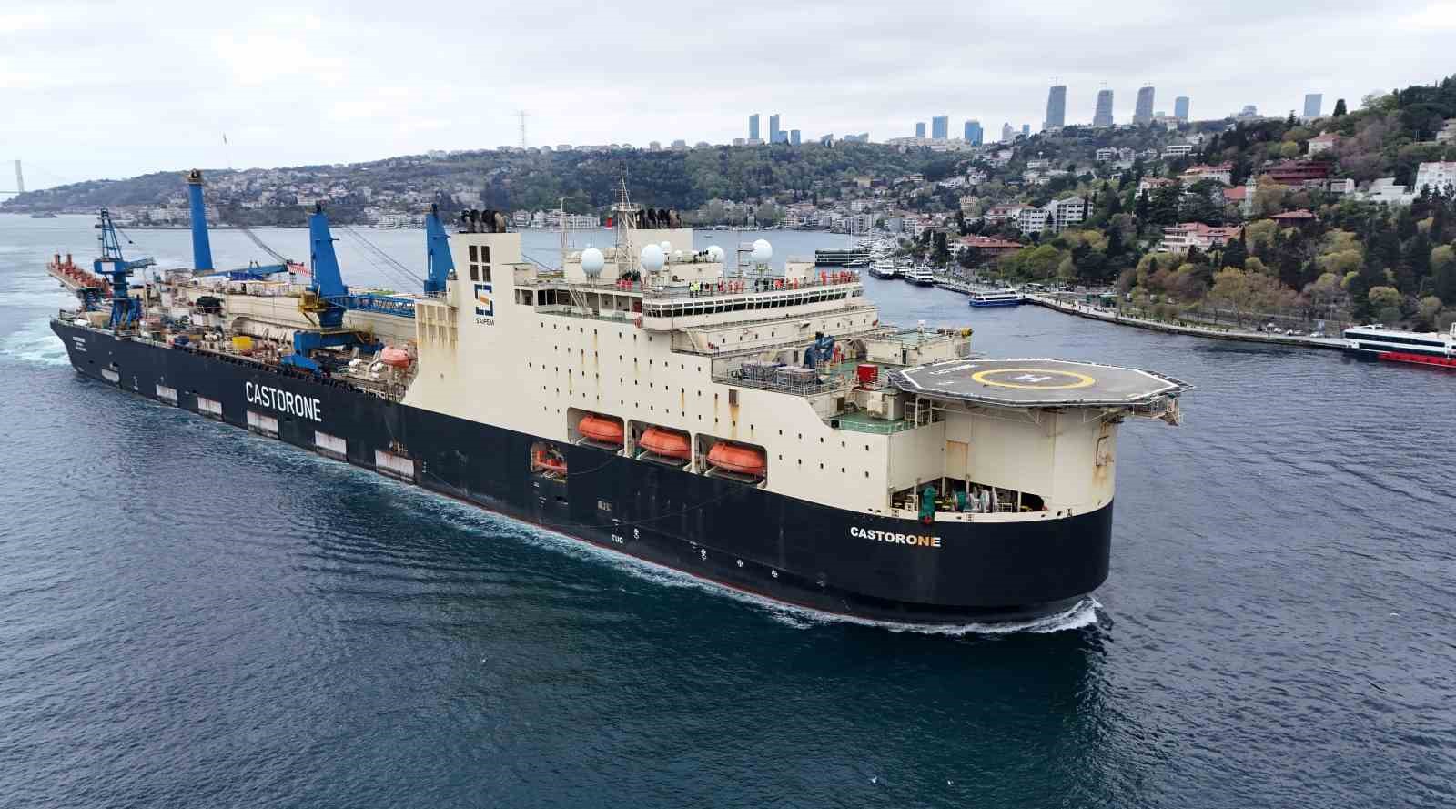 Dev boru döşeme gemisi Castorone Boğaz’dan geçti

