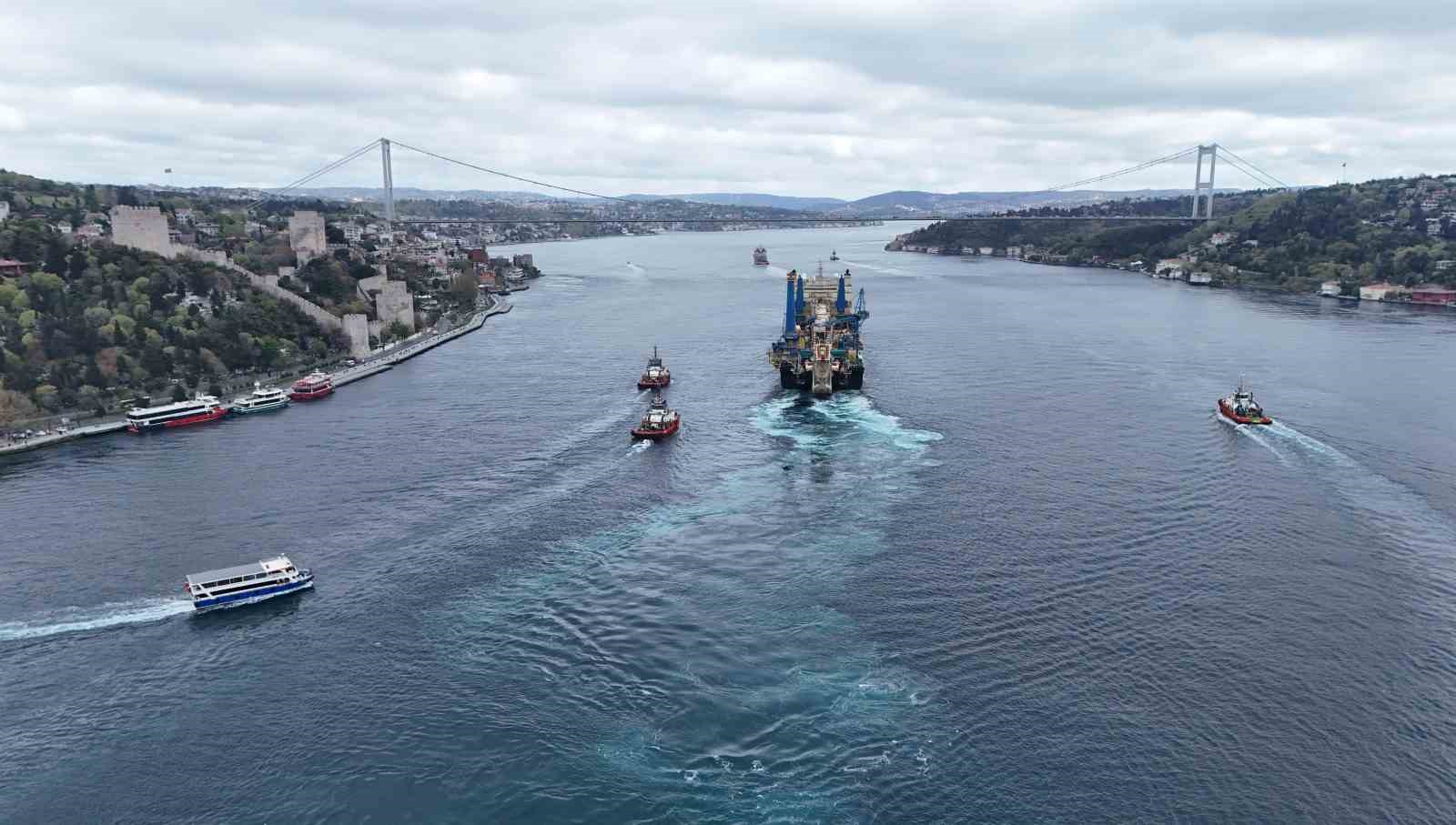 Dev boru döşeme gemisi Castorone Boğaz’dan geçti
