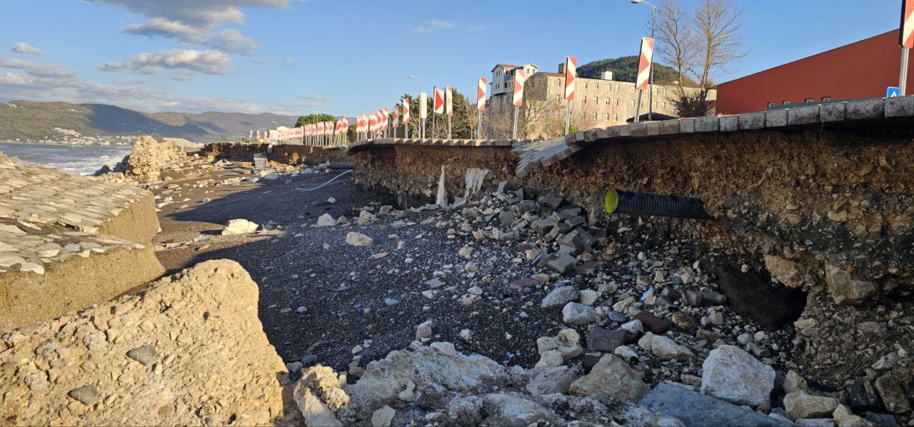 Dev dalgalar Cide-Bartın yoluna zarar verdi
