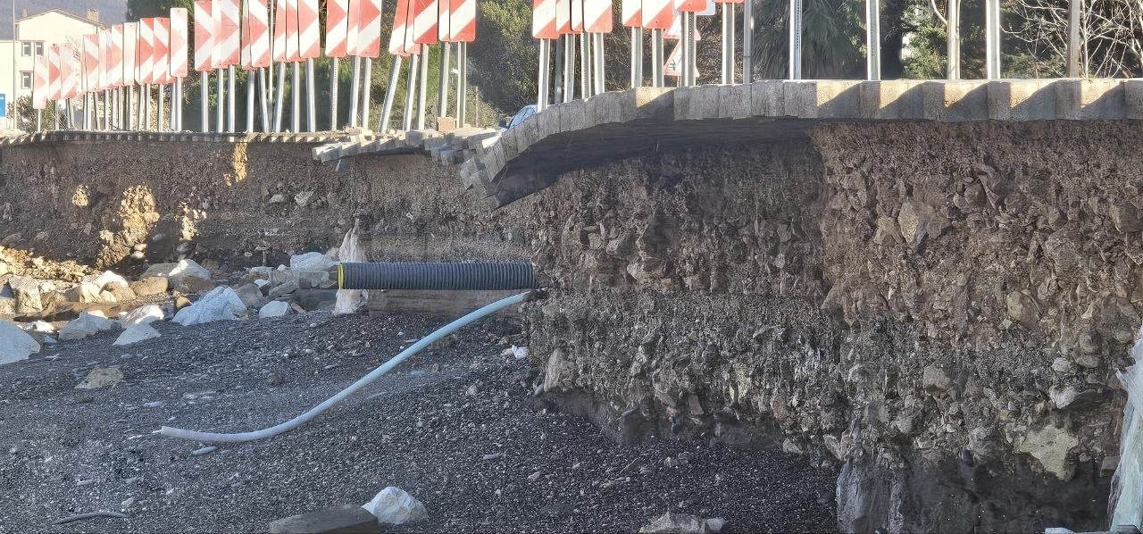 Dev dalgalar Cide-Bartın yoluna zarar verdi
