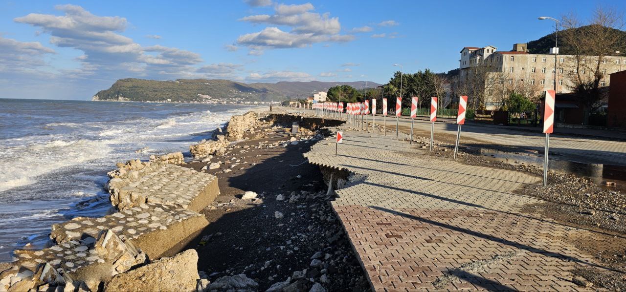 Dev dalgalar Cide-Bartın yoluna zarar verdi
