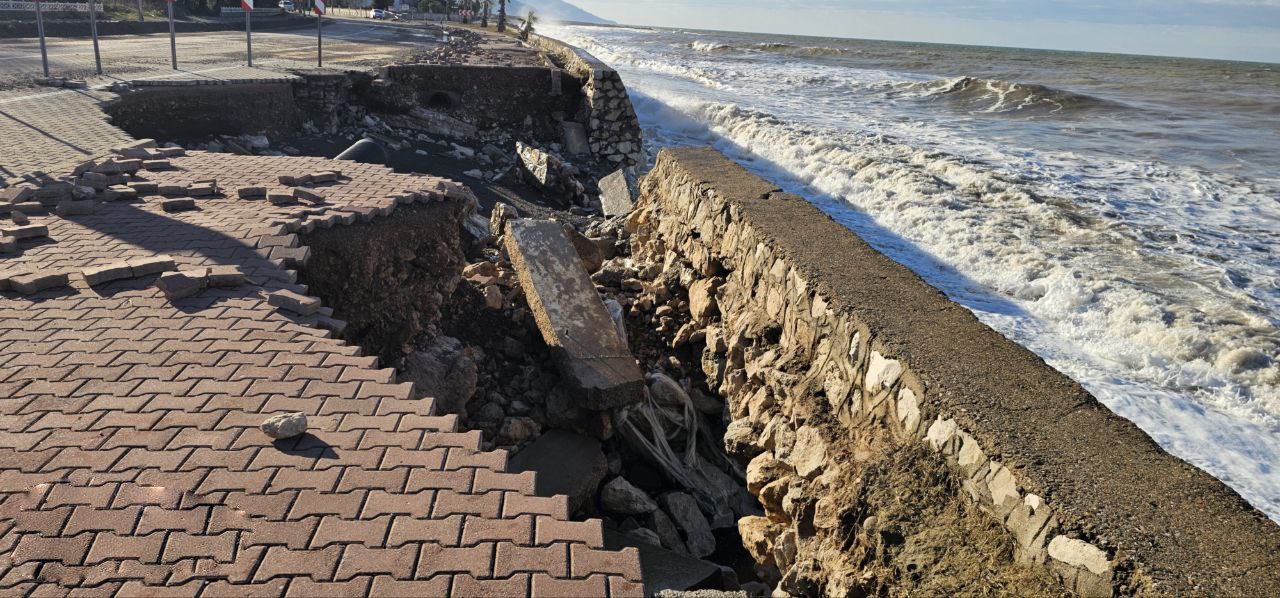 Dev dalgalar Cide-Bartın yoluna zarar verdi
