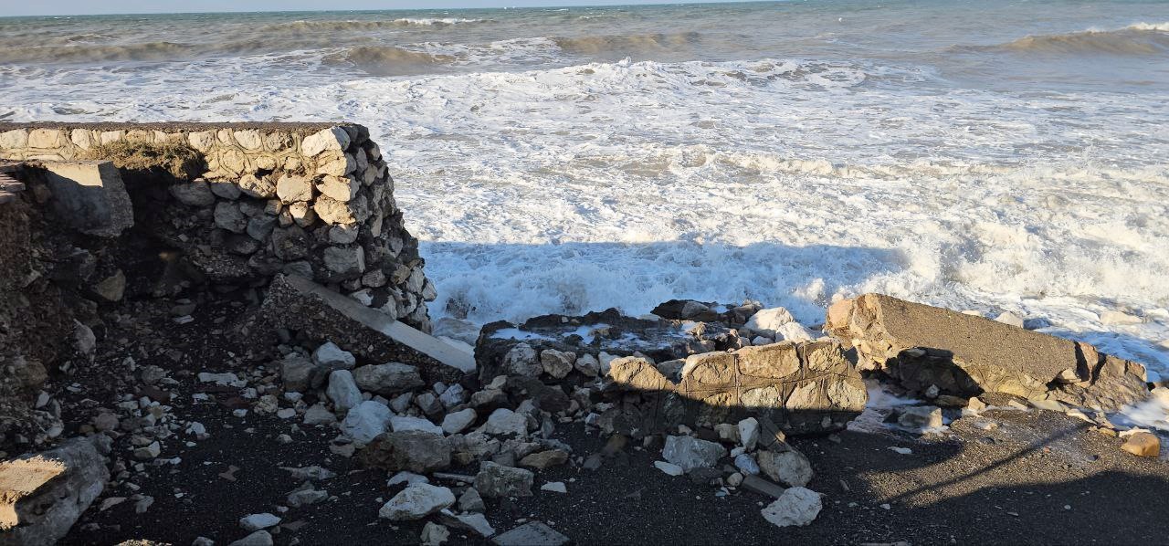 Dev dalgalar Cide-Bartın yoluna zarar verdi
