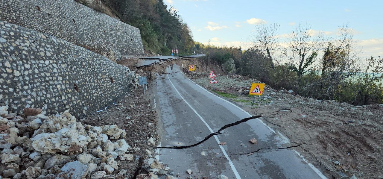 Dev dalgalar Cide-Bartın yoluna zarar verdi
