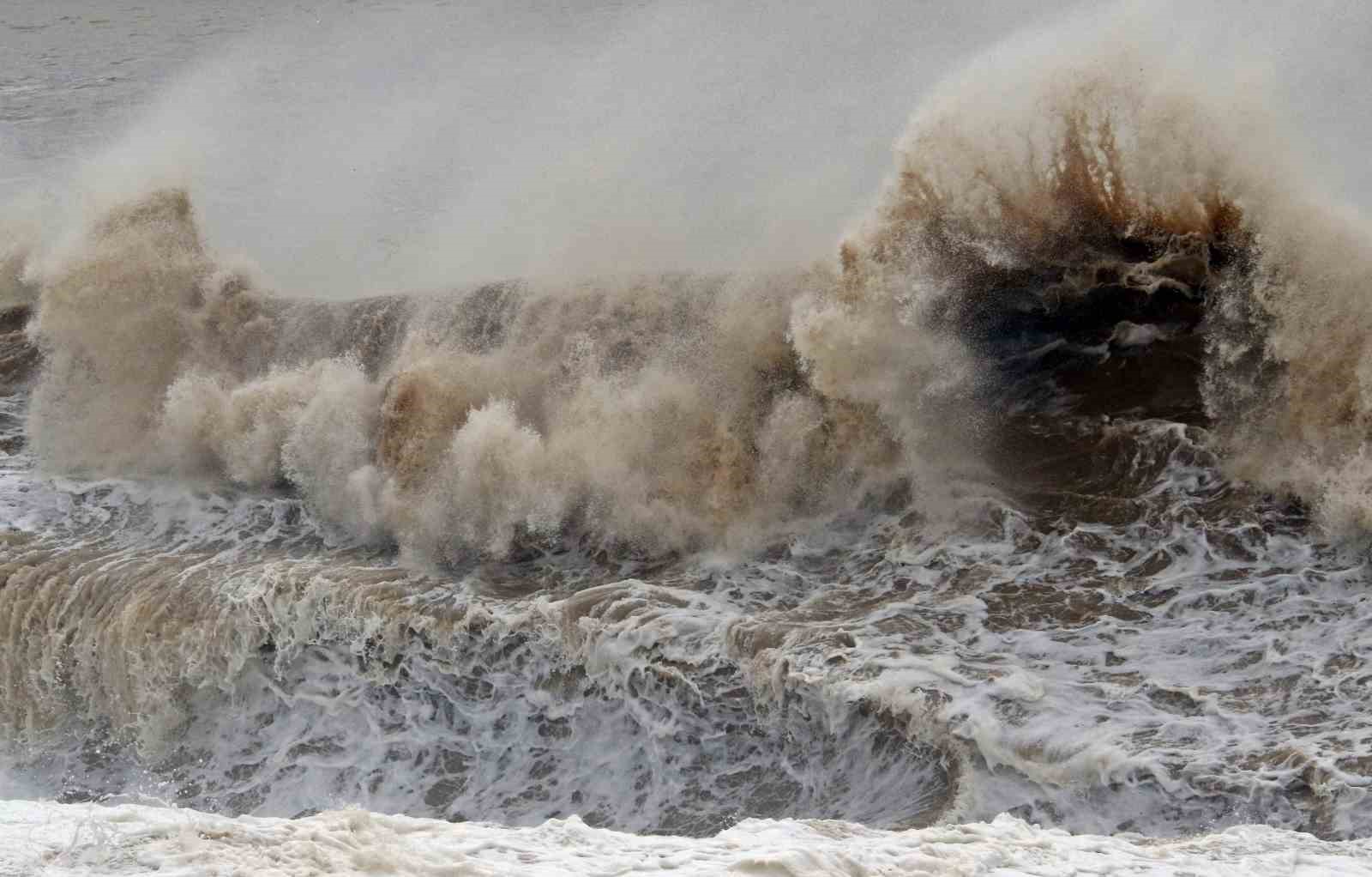 Dev dalgalar sahili dövdü: Martılar balık, define avcıları kıymetli eşya aradı
