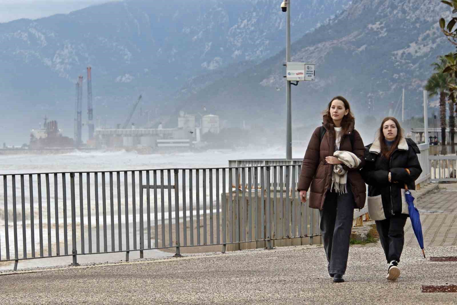 Dev dalgalar sahili dövdü: Martılar balık, define avcıları kıymetli eşya aradı
