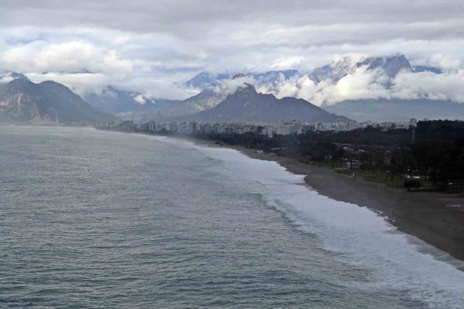 Dev dalgalar sahili dövdü: Martılar balık, define avcıları kıymetli eşya aradı
