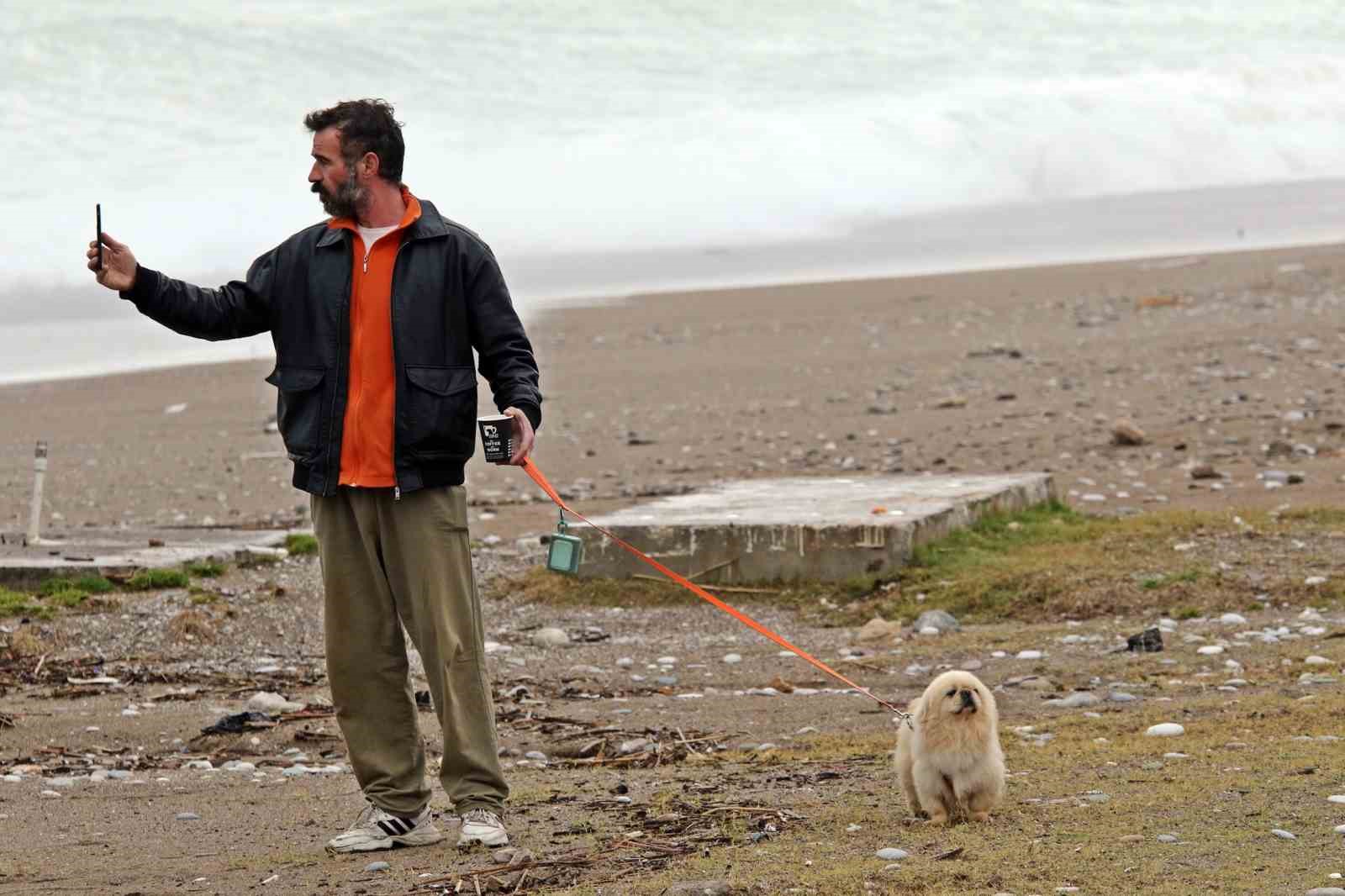 Dev dalgalar sahili dövdü: Martılar balık, define avcıları kıymetli eşya aradı
