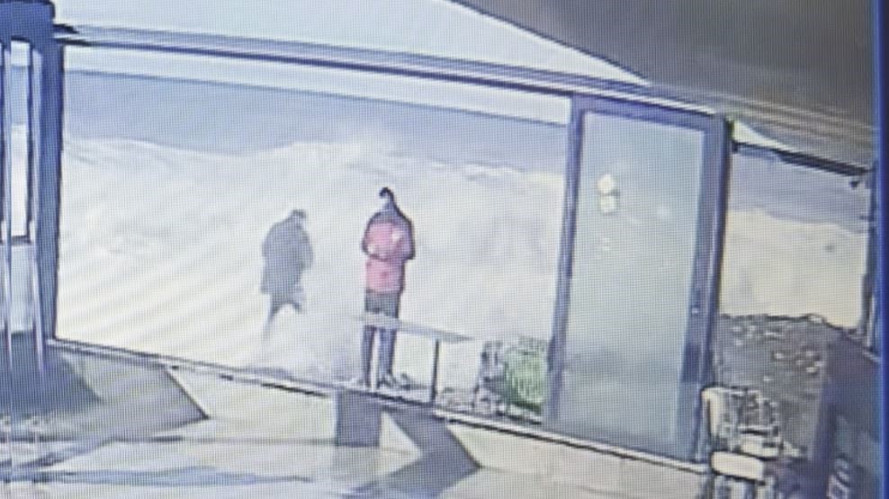 Dev dalgaları görüntülemek isterken az kalsın suya kapılıyordu
