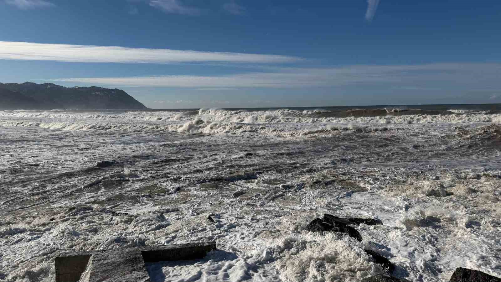 Dev dalgaları görüntülemek isterken az kalsın suya kapılıyordu
