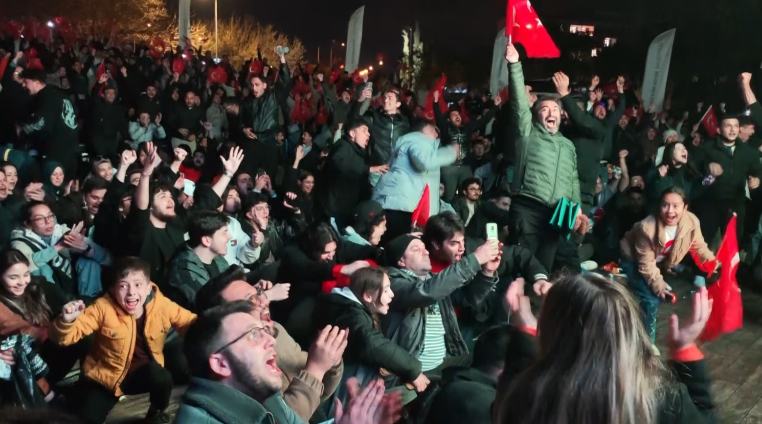 Dev ekrandaki bitiş düdüğüyle Antalya’da bayram havası esti
Dev ekrandaki bitiş düdüğüyle Antalya’da bayram havası esti