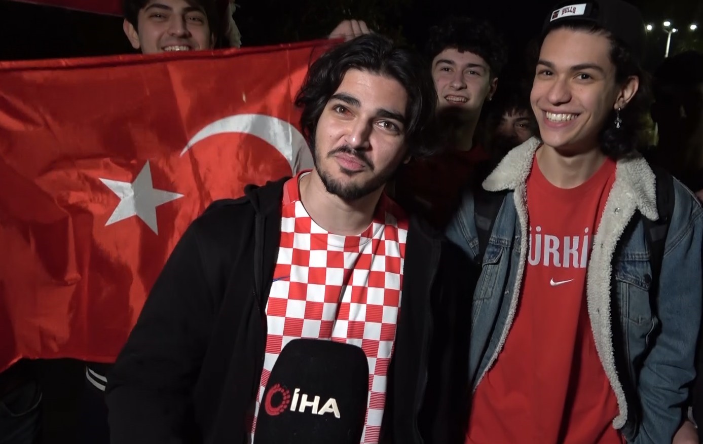 Dev ekrandaki bitiş düdüğüyle Antalya’da bayram havası esti
Dev ekrandaki bitiş düdüğüyle Antalya’da bayram havası esti