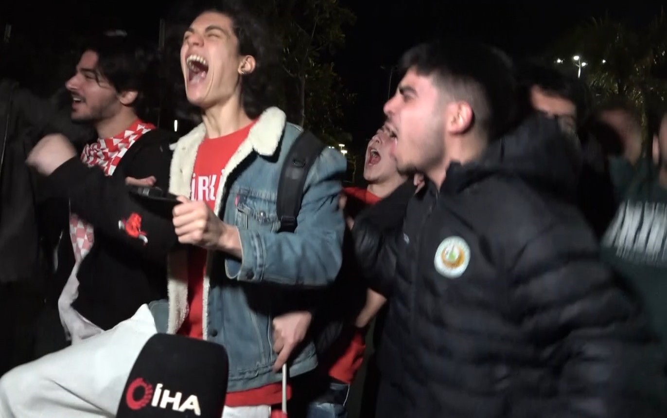 Dev ekrandaki bitiş düdüğüyle Antalya’da bayram havası esti
Dev ekrandaki bitiş düdüğüyle Antalya’da bayram havası esti