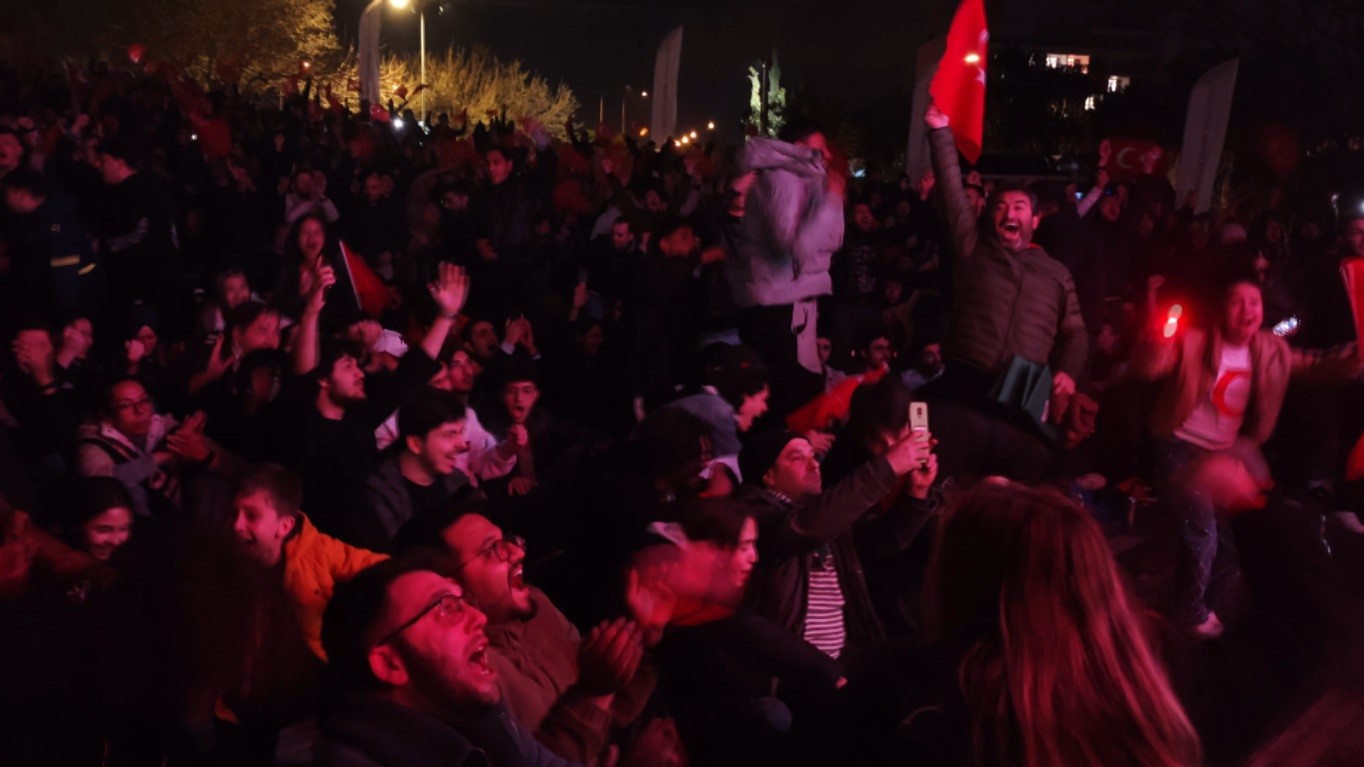 Dev ekrandaki bitiş düdüğüyle Antalya’da bayram havası esti
Dev ekrandaki bitiş düdüğüyle Antalya’da bayram havası esti