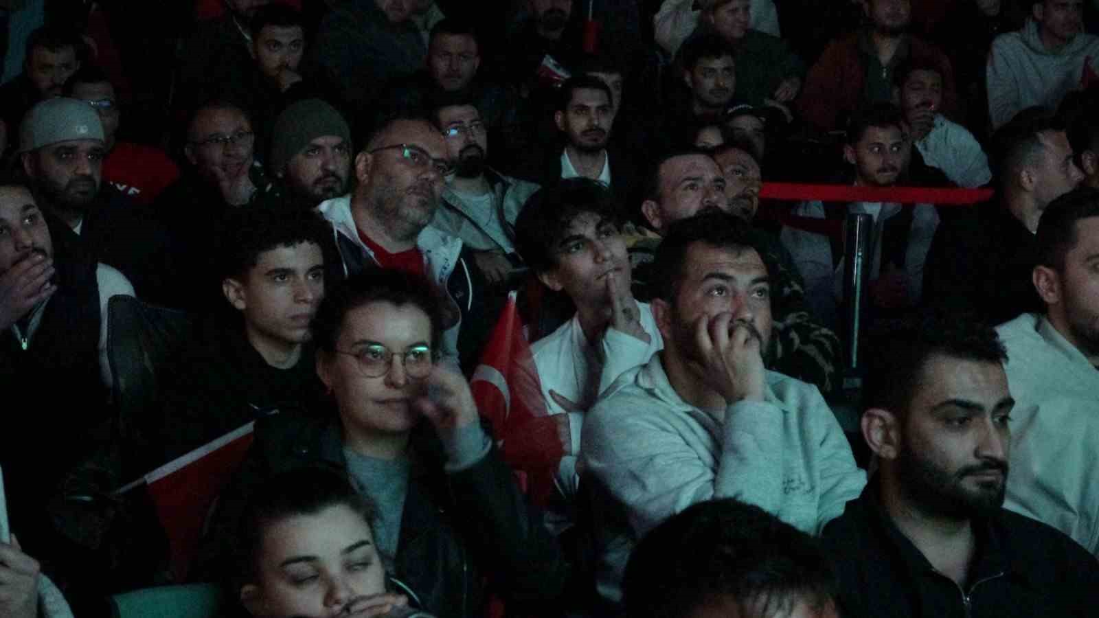 Dev ekrandaki bitiş düdüğüyle Antalya’da bayram havası esti
Dev ekrandaki bitiş düdüğüyle Antalya’da bayram havası esti