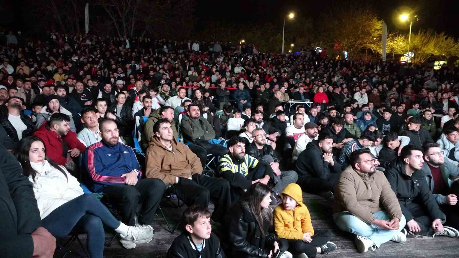 Dev ekrandaki bitiş düdüğüyle Antalya’da bayram havası esti
Dev ekrandaki bitiş düdüğüyle Antalya’da bayram havası esti