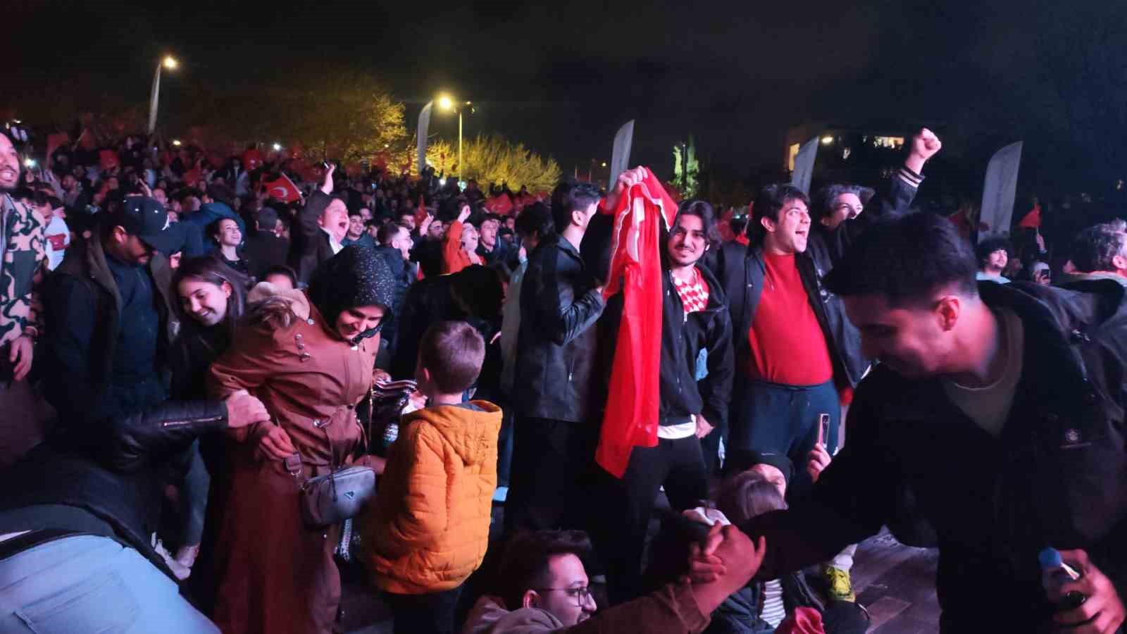 Dev ekrandaki bitiş düdüğüyle Antalya’da bayram havası esti
Dev ekrandaki bitiş düdüğüyle Antalya’da bayram havası esti