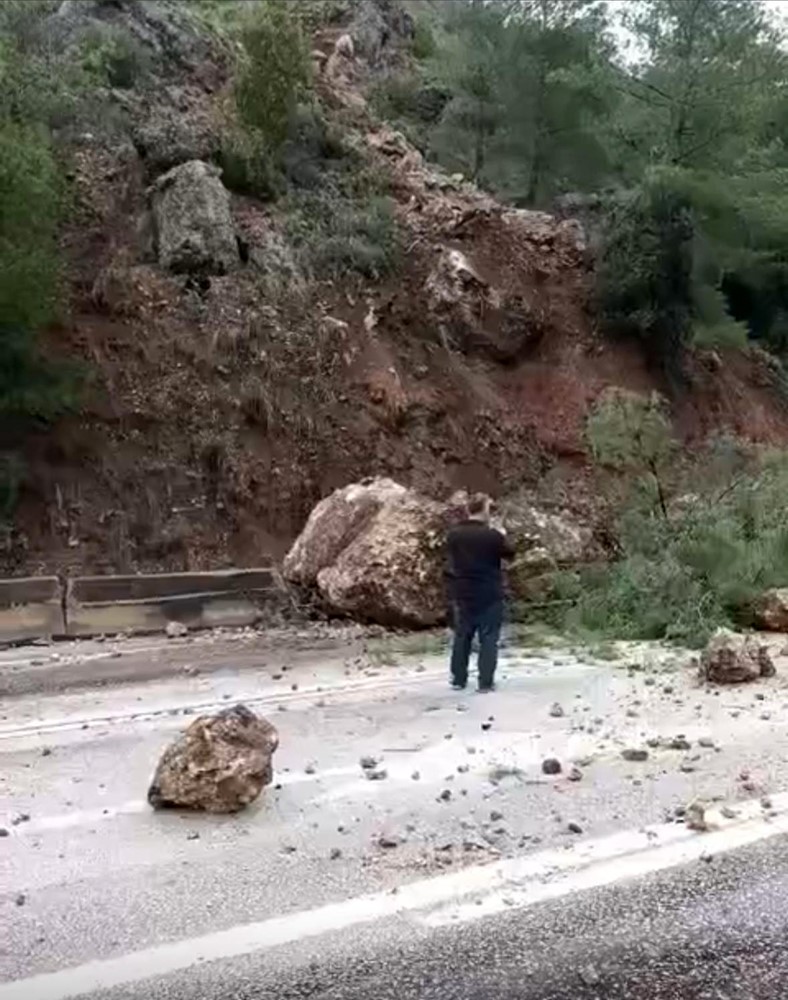 Dev kayalar yola düştü, ulaşım durma noktasına geldi

