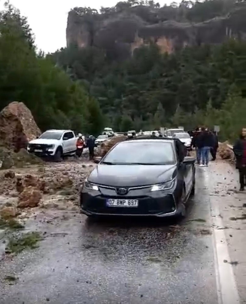 Dev kayalar yola düştü, ulaşım durma noktasına geldi
