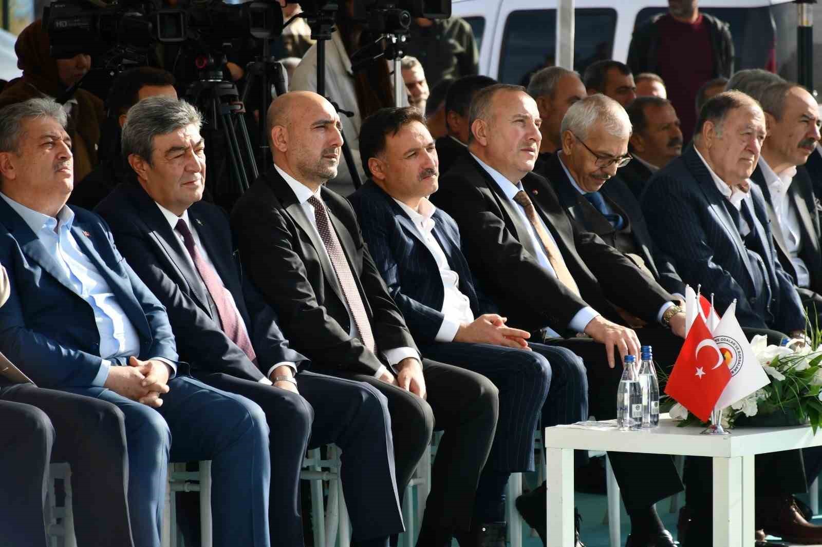 Dev projede tapular teslim edildi
