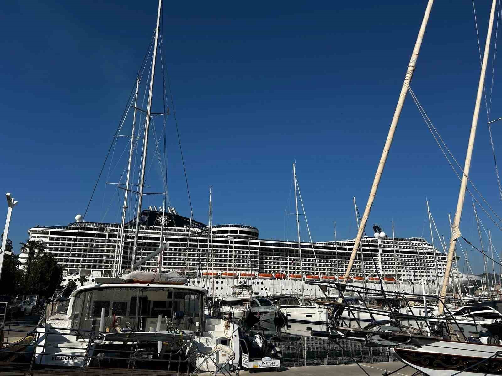 Dev yolcu gemisi Marmaris Limanı’na demirledi
