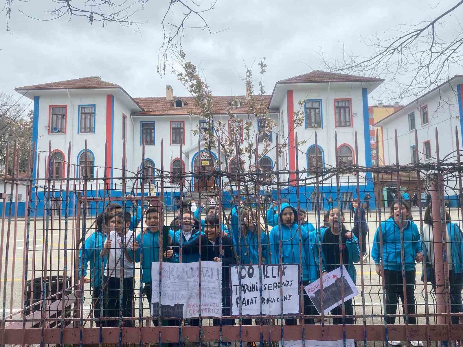 Devir kararı verilen Mimar Kemal Ortaokulu öğrenci ve velilerinden tepki
