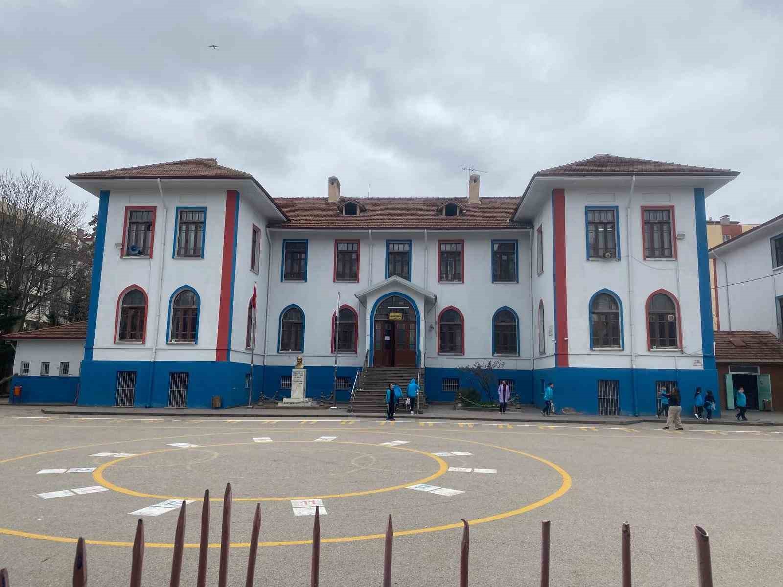 Devir kararı verilen Mimar Kemal Ortaokulu öğrenci ve velilerinden tepki
