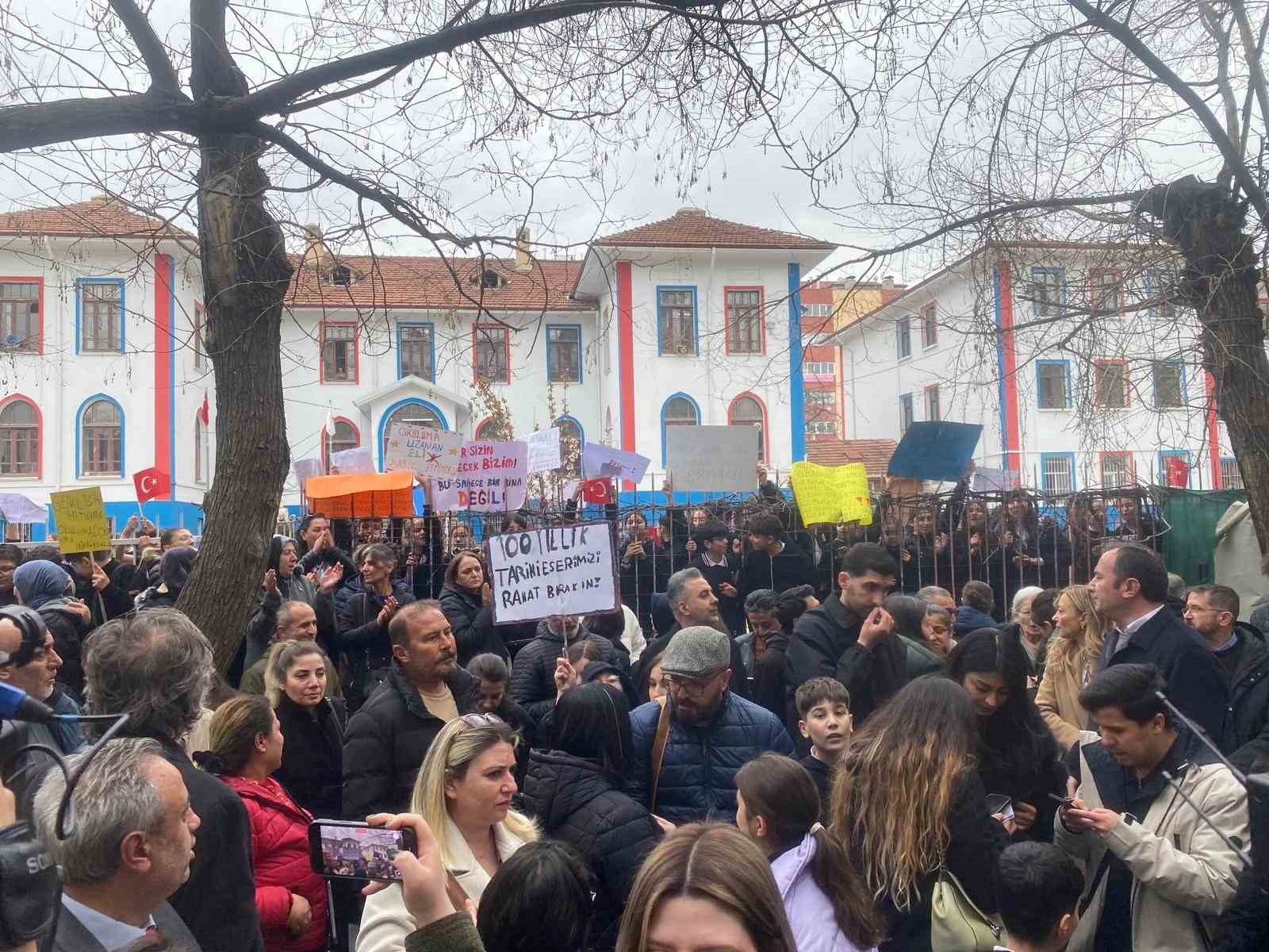 Devir kararı verilen Mimar Kemal Ortaokulu öğrenci ve velilerinden tepki
