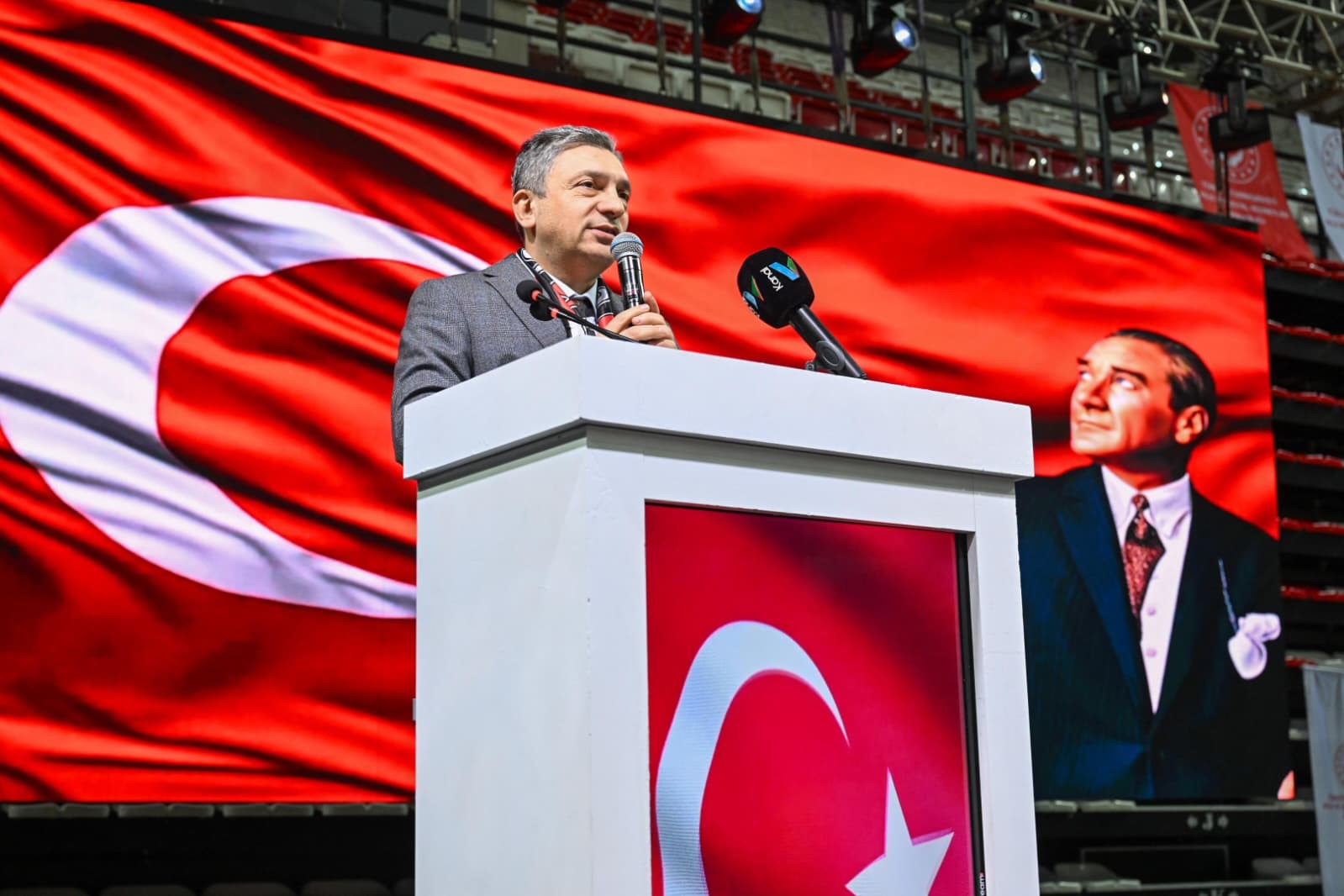 Devlet koruması altındaki çocuklar, koruyucu aileler ve yeni evli çiftler aynı sofrada buluştu
