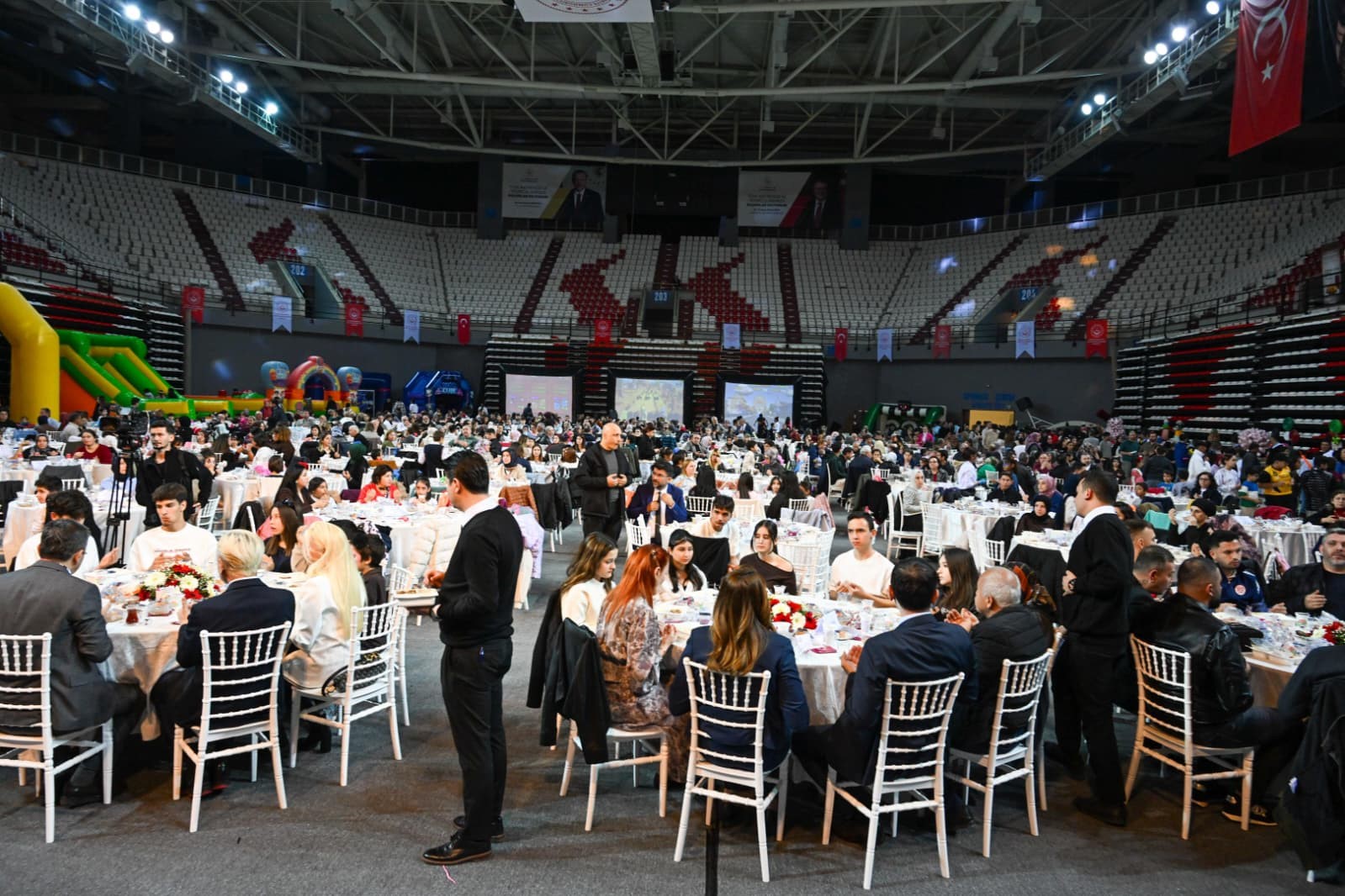 Devlet koruması altındaki çocuklar, koruyucu aileler ve yeni evli çiftler aynı sofrada buluştu
