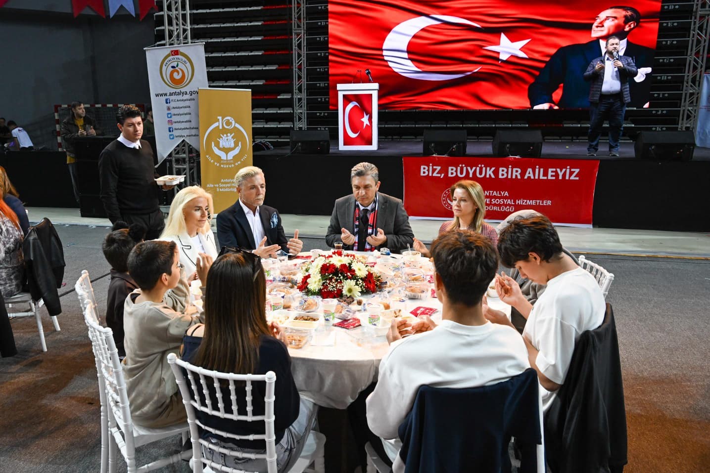 Devlet koruması altındaki çocuklar, koruyucu aileler ve yeni evli çiftler aynı sofrada buluştu
