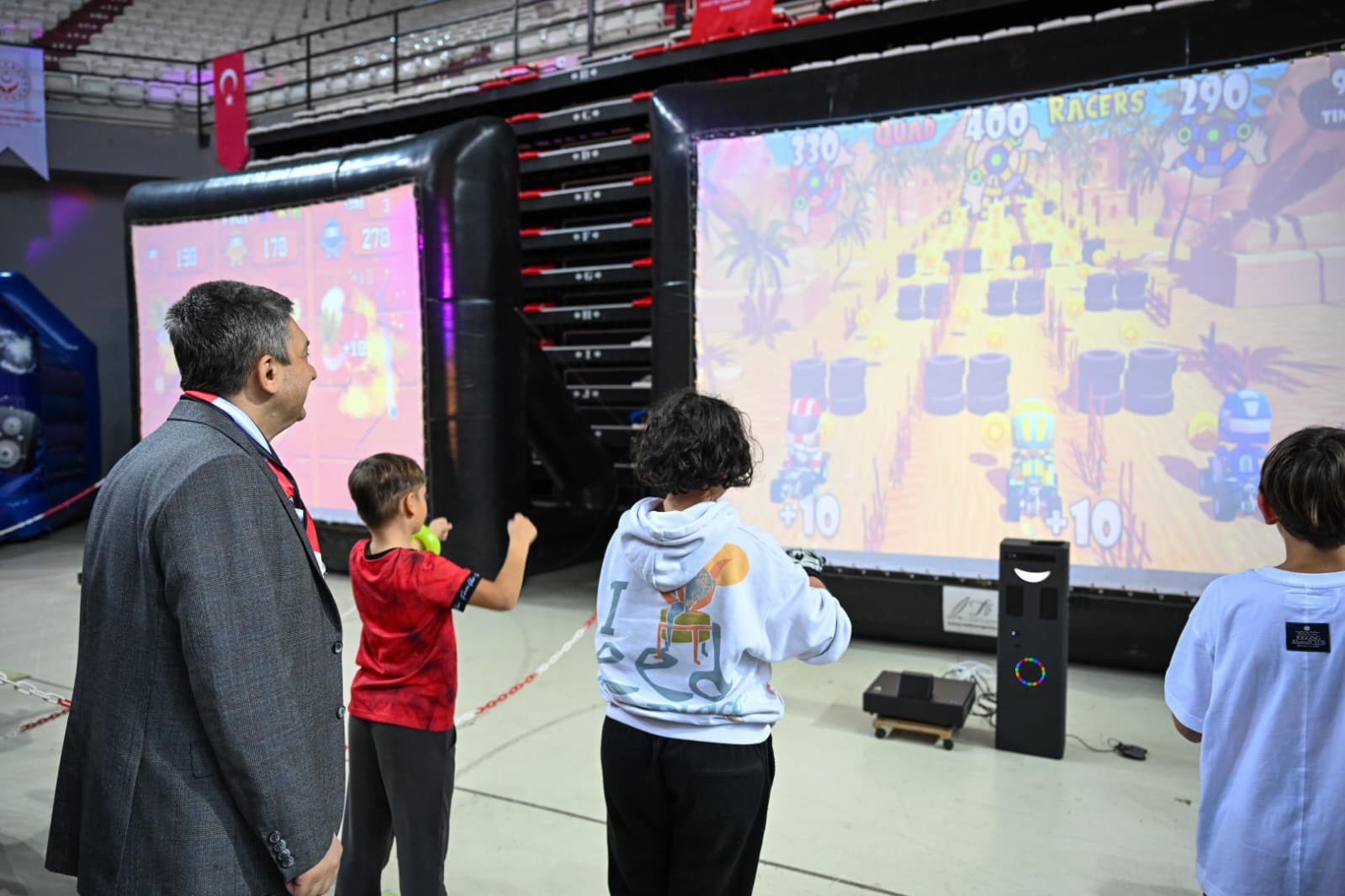 Devlet koruması altındaki çocuklar, koruyucu aileler ve yeni evli çiftler aynı sofrada buluştu
