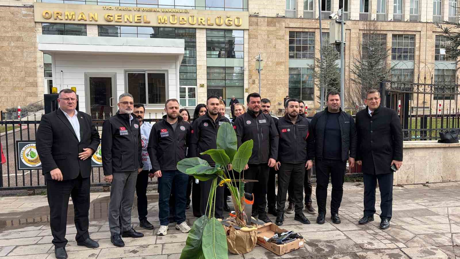 Devlet Memurları Konfederasyonu Genel Sekreteri Çiftçioğlu: "Her bir memurun yılda bir defa sendika değiştirmesi halinde tam 7 sayfa kağıt israfı oluyor"
Devlet Memurları Konfederasyonu Genel Sekreteri Çiftçioğlu: "Her bir memurun yılda bir defa sendika değiştirmesi halinde tam 7 sayfa kağıt israfı oluyor"