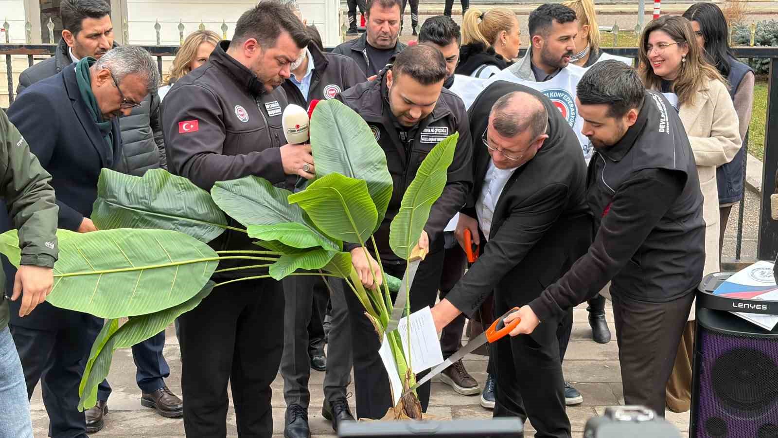 Devlet Memurları Konfederasyonu Genel Sekreteri Çiftçioğlu: "Her bir memurun yılda bir defa sendika değiştirmesi halinde tam 7 sayfa kağıt israfı oluyor"
Devlet Memurları Konfederasyonu Genel Sekreteri Çiftçioğlu: "Her bir memurun yılda bir defa sendika değiştirmesi halinde tam 7 sayfa kağıt israfı oluyor"