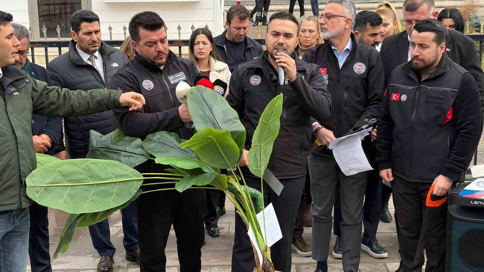 Devlet Memurları Konfederasyonu Genel Sekreteri Çiftçioğlu: "Her bir memurun yılda bir defa sendika değiştirmesi halinde tam 7 sayfa kağıt israfı oluyor"
Devlet Memurları Konfederasyonu Genel Sekreteri Çiftçioğlu: "Her bir memurun yılda bir defa sendika değiştirmesi halinde tam 7 sayfa kağıt israfı oluyor"