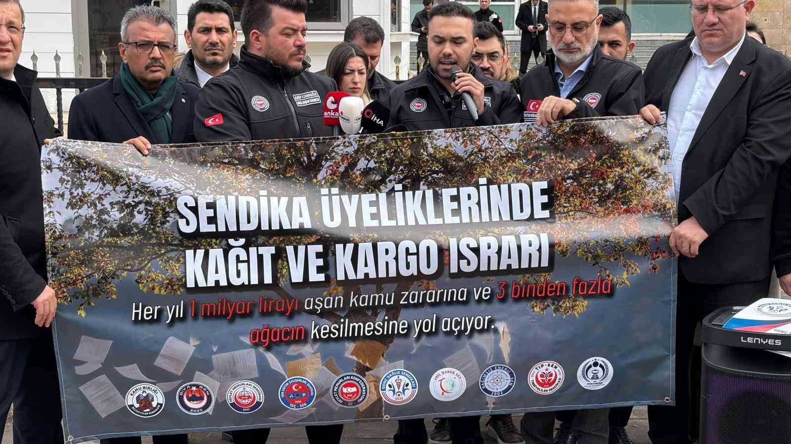 Devlet Memurları Konfederasyonu Genel Sekreteri Çiftçioğlu: "Her bir memurun yılda bir defa sendika değiştirmesi halinde tam 7 sayfa kağıt israfı oluyor"
Devlet Memurları Konfederasyonu Genel Sekreteri Çiftçioğlu: "Her bir memurun yılda bir defa sendika değiştirmesi halinde tam 7 sayfa kağıt israfı oluyor"