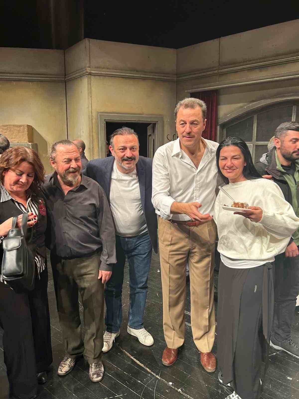 Devlet Tiyatrosu’nun unutulmaz oyunu Profesyonel son kez sahnedeydi
Devlet Tiyatrosu’nun unutulmaz oyunu Profesyonel son kez sahnedeydi