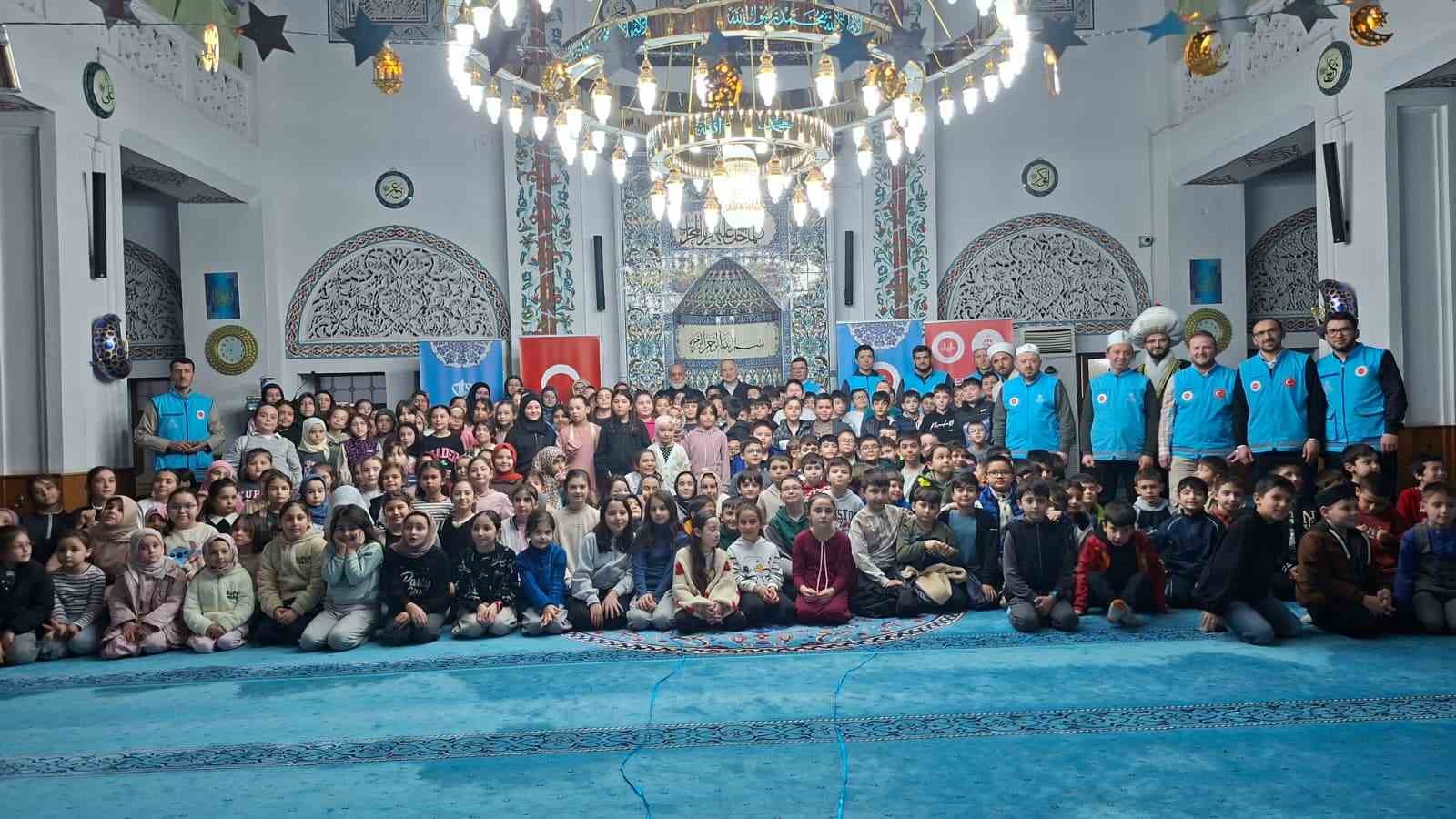 Devrek’te çocuklar için iftar programı düzenlendi
Devrek’te çocuklar için iftar programı düzenlendi