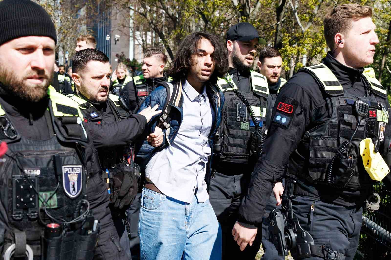 Devrik İran şahının oğlu Pehlevi’ye Berlin’de kırmızı sıvı fırlatıldı
