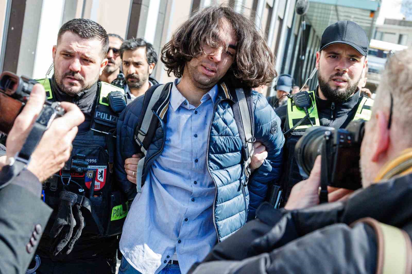 Devrik İran şahının oğlu Pehlevi’ye Berlin’de kırmızı sıvı fırlatıldı
