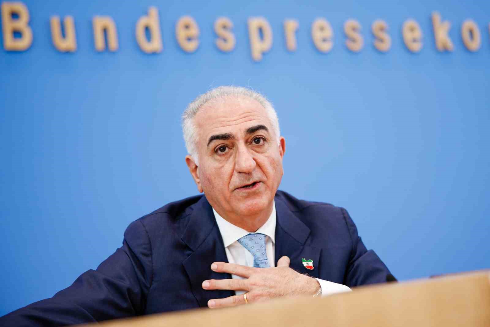 Devrik İran şahının oğlu Pehlevi’ye Berlin’de kırmızı sıvı fırlatıldı
