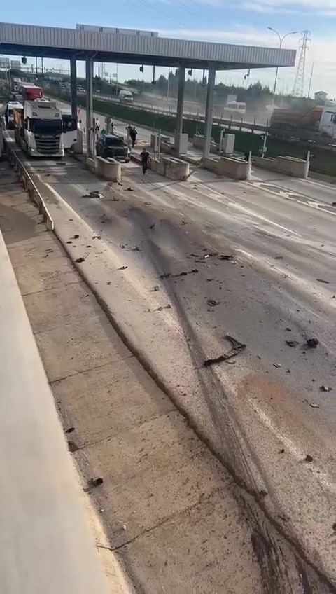 Devrilen beton mikserinin içinde mahsur kalan sürücü balyozla kendini kurtardı
