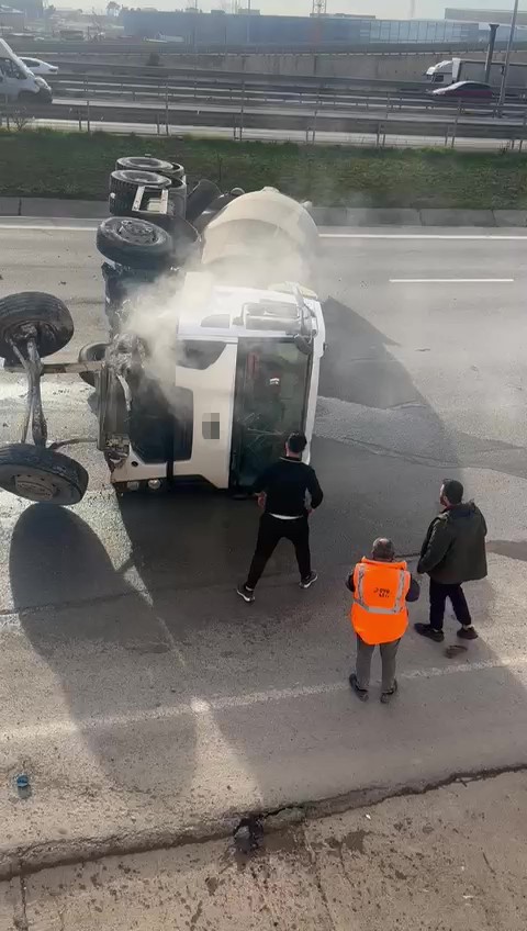 Devrilen beton mikserinin içinde mahsur kalan sürücü balyozla kendini kurtardı
