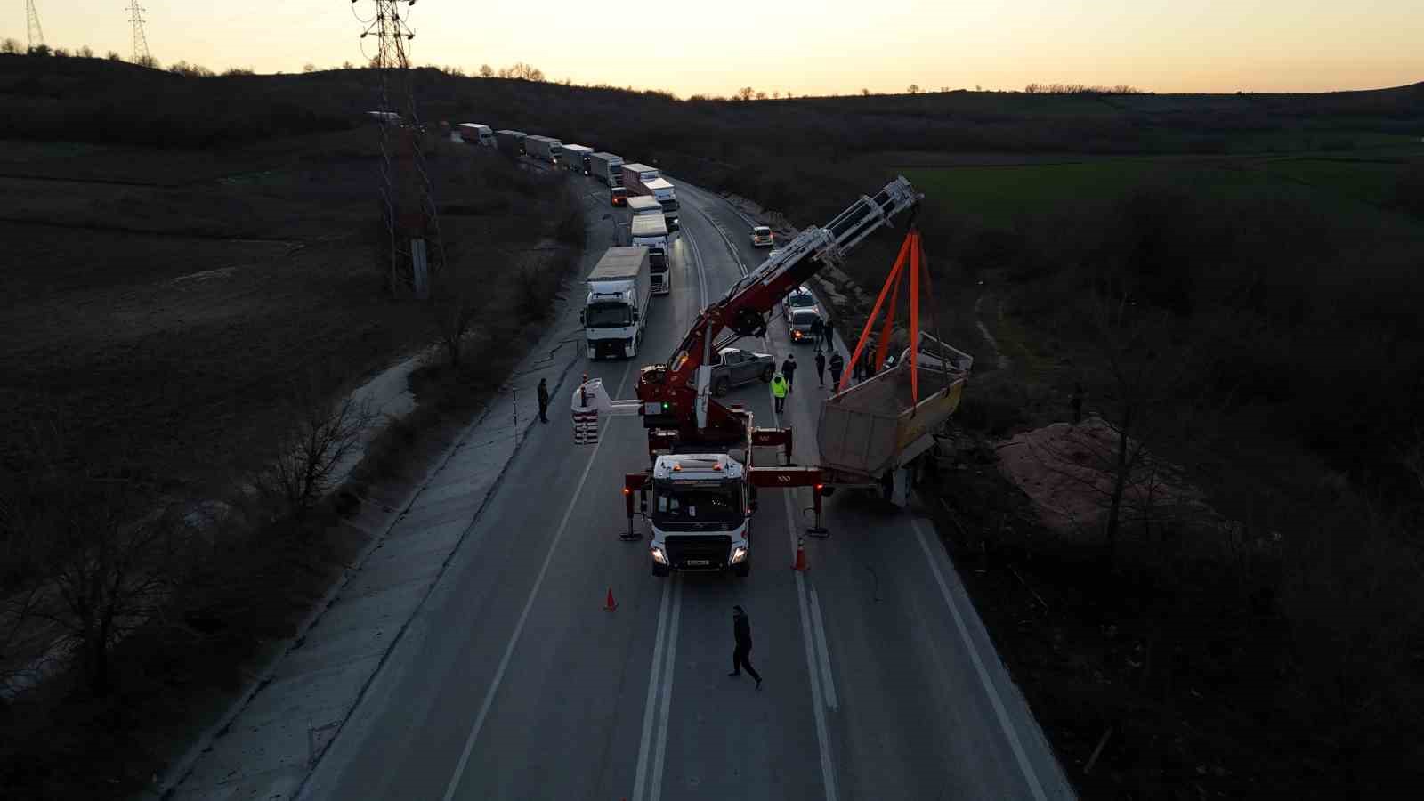 Devrilen hafriyat kamyonu uluslararası yolda trafiği felç etti
