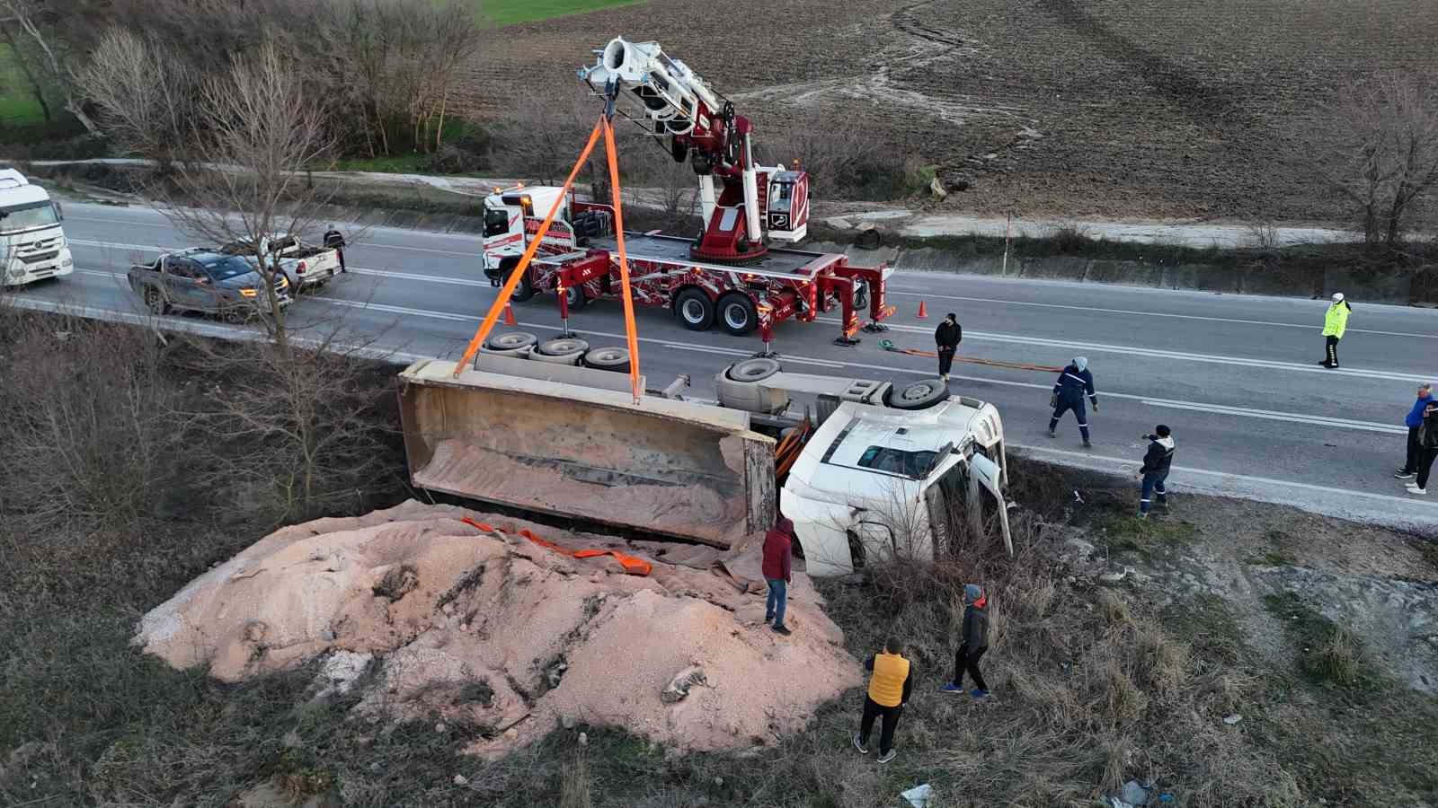 Devrilen hafriyat kamyonu uluslararası yolda trafiği felç etti
