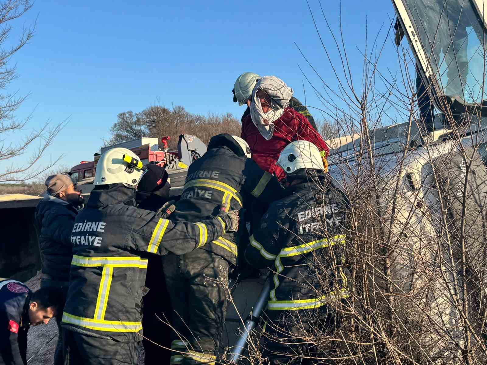 Devrilen hafriyat kamyonu uluslararası yolda trafiği felç etti
