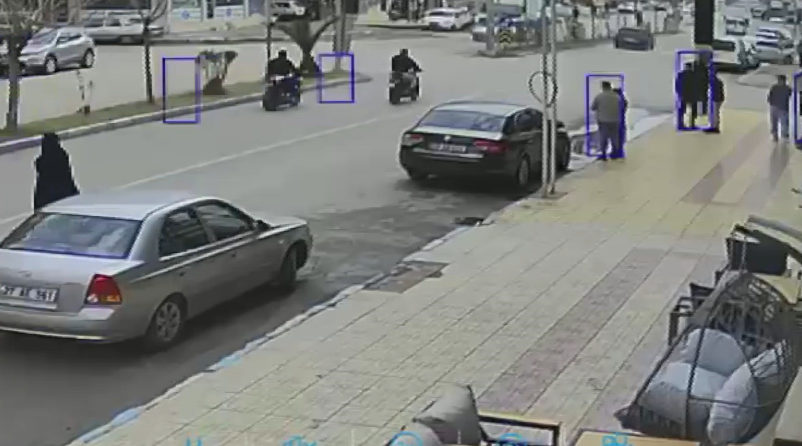 Devrilen motosiklet sürücüsü metrelerce sürüklendi
